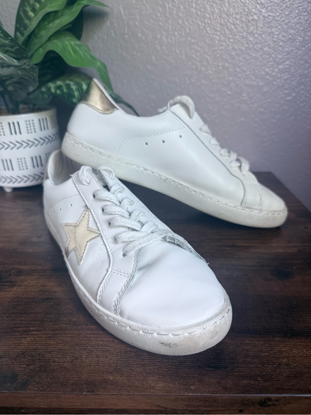 Vintage White Sneakers with Gold Heel Tab and Star